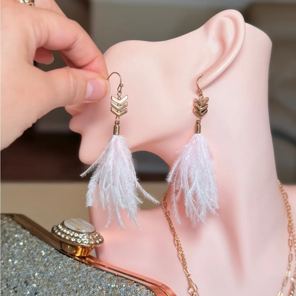 ⚜️ Gold and Pink Feather Earrings
